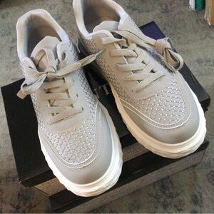 Womens Gray Wanted Sneakers Size 10M